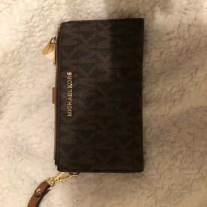 Excellent condition Michael kors wallet. Used very little. No signs of wear.